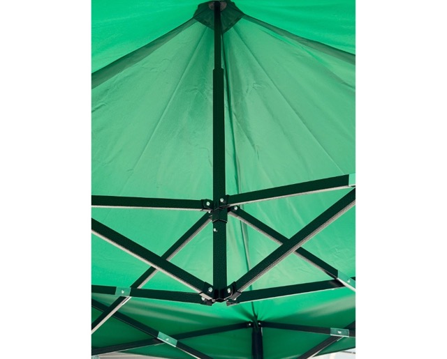 E 07/26 - Folding Gazebo 2 x 2 m Toit Polyester vert Armature metal peinte noir. Partie Basse du toit H 180 + 3 positions 171 cm, 162 cm & 153 cm .
