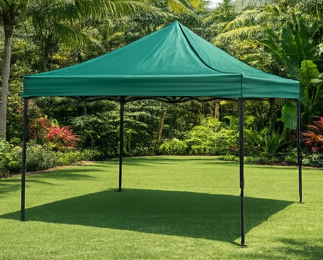 E 07/26 - Folding Gazebo 2 x 2 m Toit Polyester vert Armature metal peinte noir. Partie Basse du toit H 180 + 3 positions 171 cm, 162 cm & 153 cm .